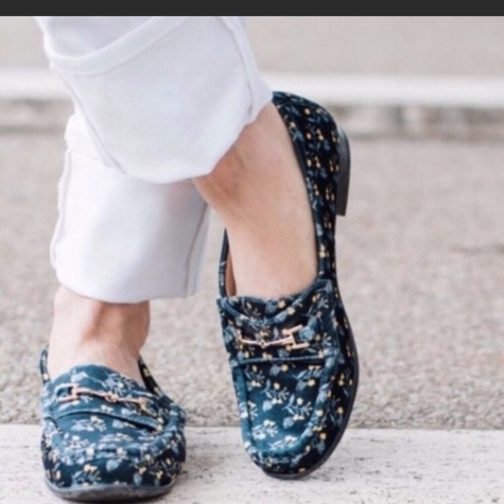 Floral blue velvet CABI loafers. Size 7 carnaby